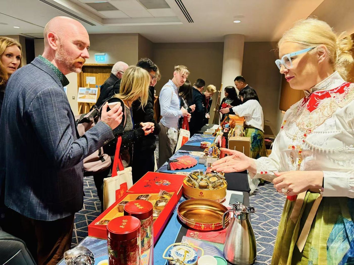 Guest exchange during Beijing tourism promotion in Dublin